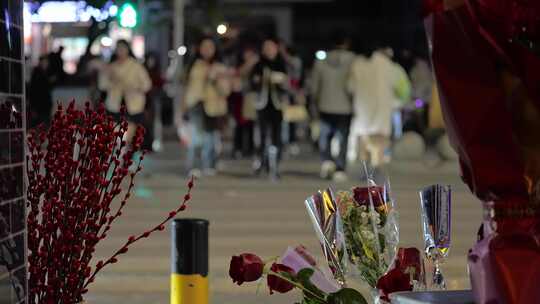 情人节夜晚城市街头卖鲜花