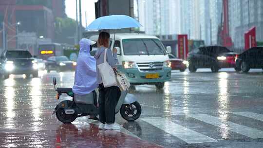 北京暴雨街景城市生活雨天出行