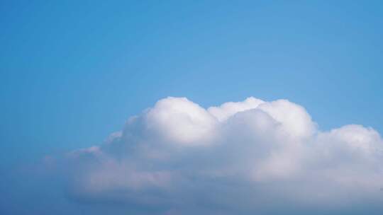蓝天中的蓬松白云