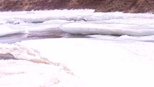 初春 冰雪融化 解冻 冰层 流水 融冰 河流