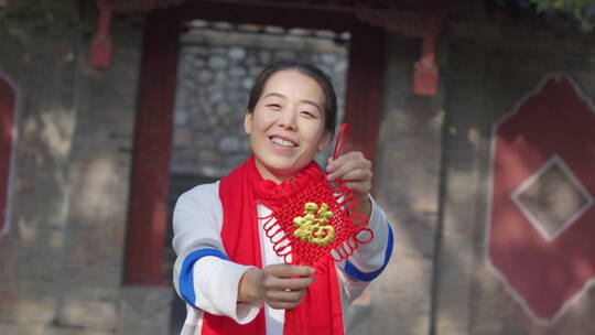 亚洲中国人女性女人过年贴春联贴福字