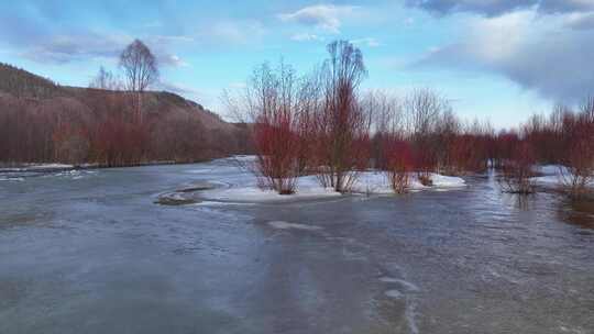 早春残雪消融的河流