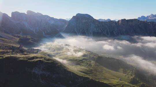 意大利阿尔卑斯山脉云层景观视频素材模板下载
