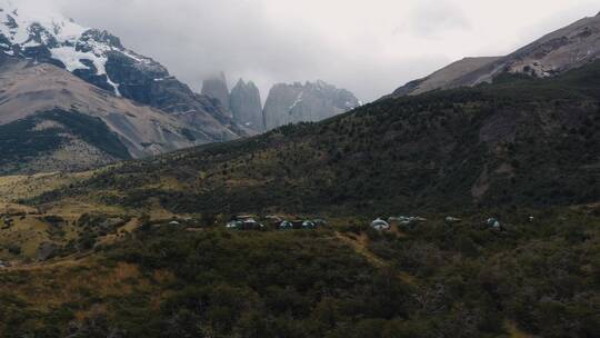 山附近的小屋帐篷