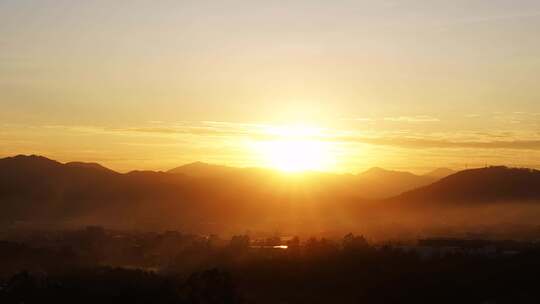 山峰日落延时黄昏夕阳山脉阳光森林夜幕降临