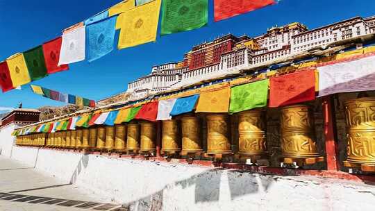 拉萨布达拉宫旁的经幡与转经筒