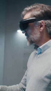 戴着VR眼镜的工程师在高科技实验室谈论车