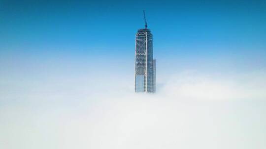 雾霾笼罩下探出云端的天津117大厦航拍