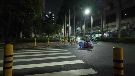 夜晚城市街道行人与车辆景象