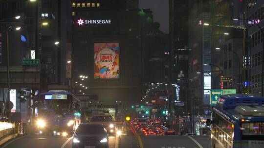 夜晚首尔繁忙的街道
