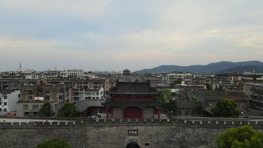 航拍湖北襄阳古城老街街景与城墙