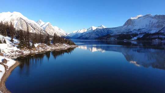 雪山下平静湖水的壮丽自然风光