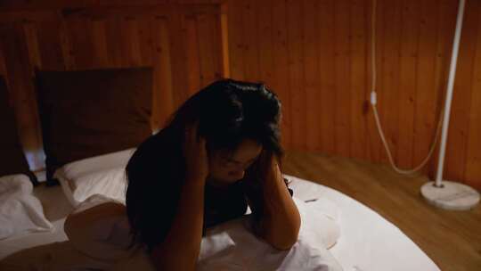 4K美女起床拉窗帘（慢镜头）