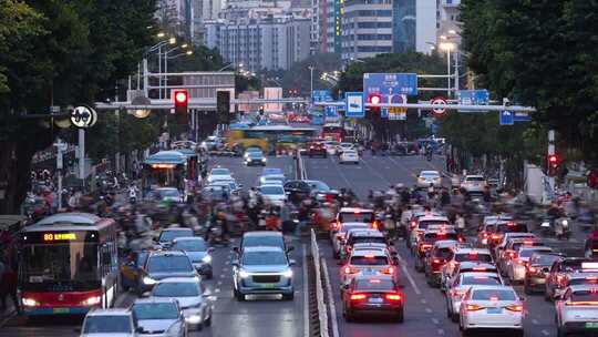城市街道车水马龙车流人影脚步