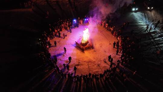新疆和木村新年篝火