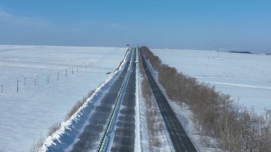 穿越草原的高速公路国道汽车白毛风风吹雪