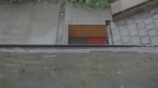 落在屋顶排水沟上的雨滴视频素材模板下载