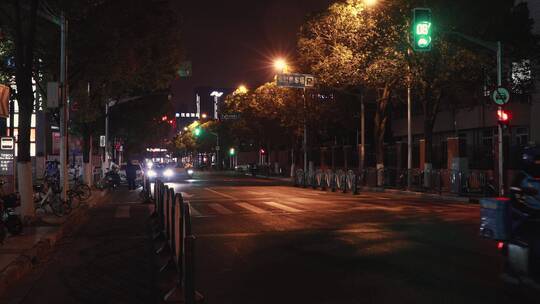 晚上空荡的街道