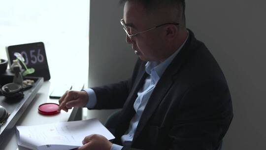 客户在合同上签字盖章压手印