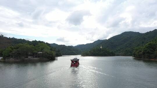 湖边船加天空