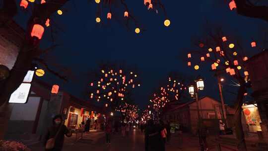 北京模式口大街悬挂的红灯笼