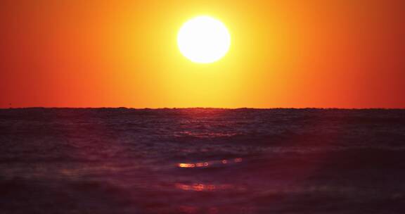 8k实拍海上日出太阳升起后的海面