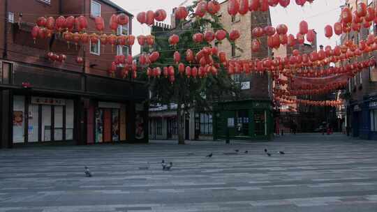 伦敦建筑物附近空荡荡的道路上悬挂着中国灯