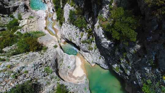 岩石峡谷空中瀑布旁边的绿松石水池