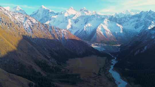 航拍新疆夏塔雪山牧场风景