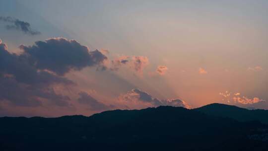 4K山间壮丽日落时分的天空景象