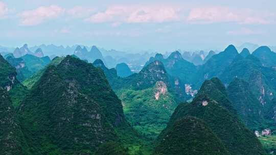 云雾弥漫的山峰