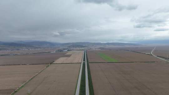 大西北地区一望无际农业种植地的公路航拍