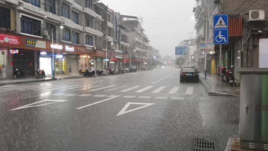 暴雨天气的街道