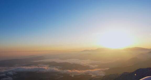 高清实拍冬天瓦屋山日出云海