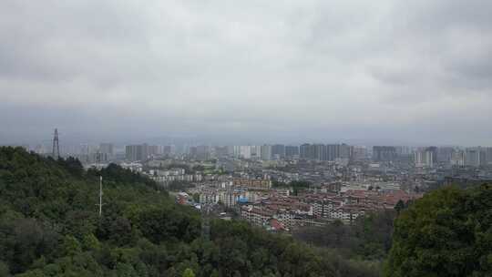 雨季迷雾中的城市航拍