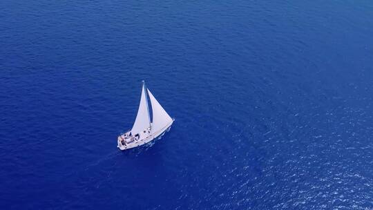 帆船行驶在蓝色海洋中扬帆起航