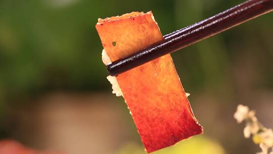 筷子夹起酥脆肉皮 (3)视频素材模板下载