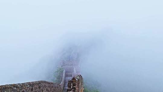 中国夏季金山岭长城阴天下雨云雾风光