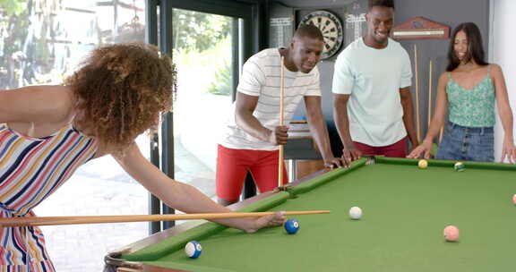 年轻的非裔美国男人和混血儿女人喜欢打台球