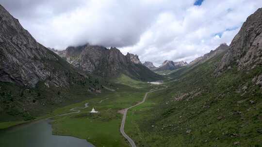 航拍川西旅游莲宝叶则石头山高原湖泊风景