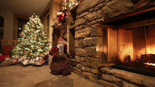 圣诞节房间装扮漂亮的火炉旁