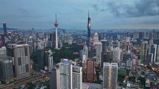 马来西亚吉隆坡莫迪卡石油双子塔蓝夜景航拍