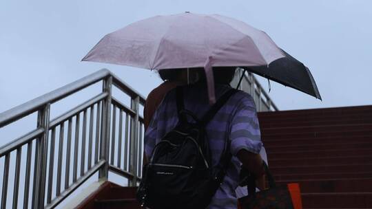 下雨天的城市行人