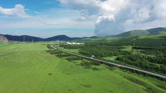 【航拍】草原天路  草原公路上行驶的汽车