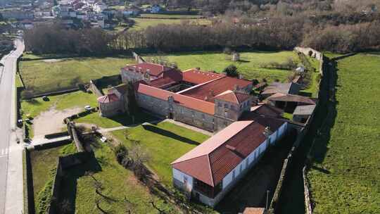 无人机绕着西班牙奥伦塞长方形修道院入口飞