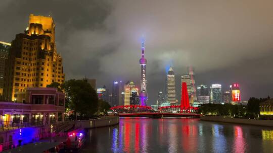 上海封城中的五彩斑斓水面倒影