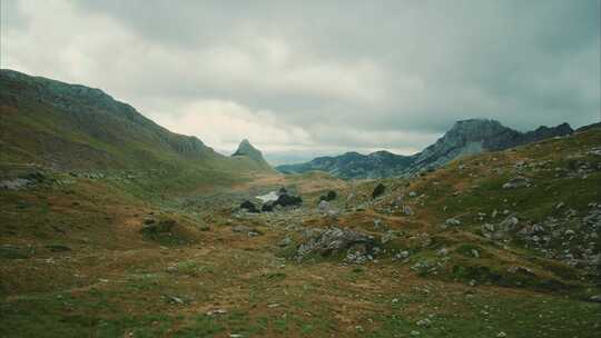 云，山，岩石，草