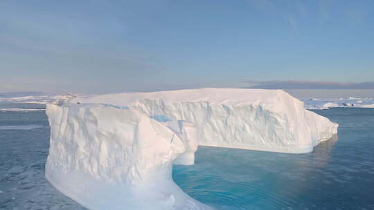 南极洲大冰山浮标空中跟踪视图