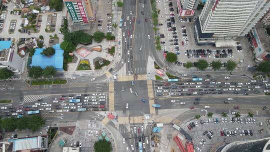 下班时段的城市路口