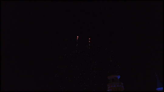 带有金色火花的双重烟花